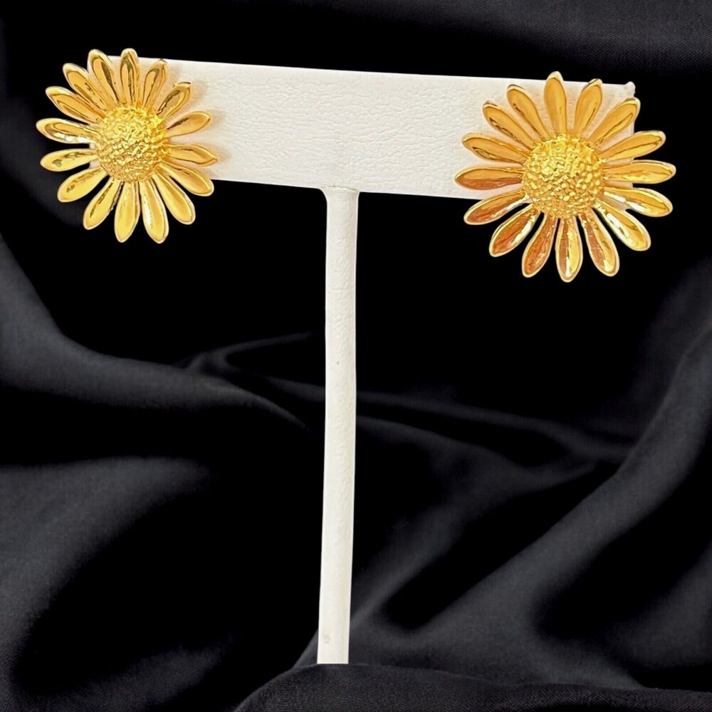 Vintage 1980s Daisy Earrings Floral Gold Tone Pierced - 11O